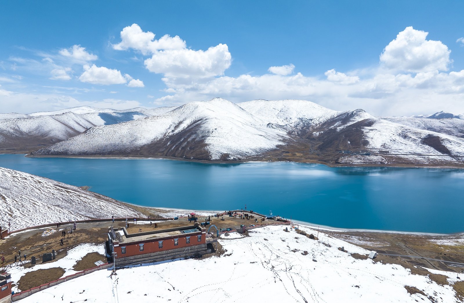 yamdrok lake winter